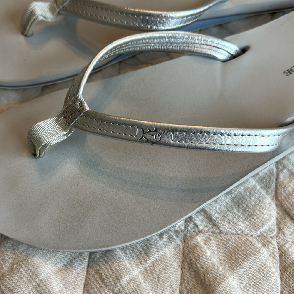 Southern Tide flip flops - Picture 2 of 4